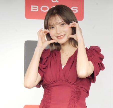 かわいくポーズを取る桃月なしこ