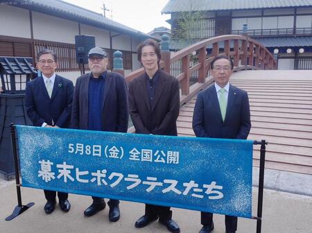 トークイベントに登場した（左から）松井京都市長、緒方明監督、佐々木蔵之介、西脇京都府知事