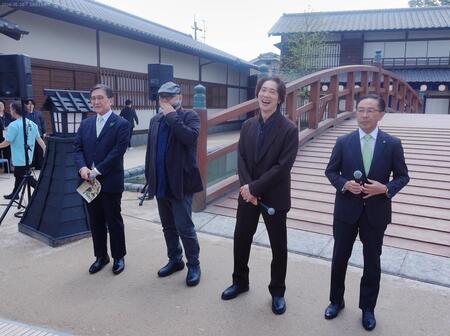 トークイベントに登場した（左から）松井京都市長、緒方明監督、佐々木蔵之介、西脇京都府知事