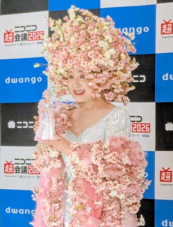 衣装を完全再現した１体１２万円のフィギュアを手にする小林幸子