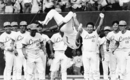 サヨラナホームランを放ち、バック宙返りをしてホームインする秋山幸二（中央）と大喜びするナイン＝１９８７年６月２８日