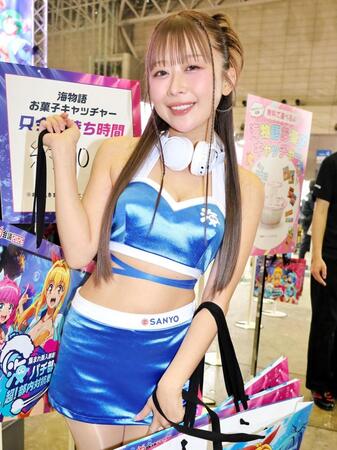 ニコニコ超会議のＳＡＮＹＯブースで活動中の成瀬いな