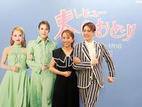 背景と同じポーズを決めるＯＳＫ日本歌劇団の翼和希（右）と千咲えみ