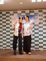 篠原かをりと夫・河村拓哉（右）は柄もののシャツにそろえて登場