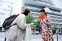 なんば広場付近の路上で、道行く人にラブレターを手渡しする綾瀬はるか（右）　©２０２６　映画「人はなぜラブレターを書くのか」製作委員会