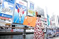 道頓堀グリコサイン前でフォトセッションに応じる綾瀬はるか　©２０２６　映画「人はなぜラブレターを書くのか」製作委員会