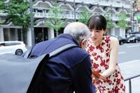 なんば広場付近の路上で、道行く人にラブレターを手渡しする綾瀬はるか（右）　©２０２６　映画「人はなぜラブレターを書くのか」製作委員会