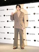 撮影に応じる庄司浩平