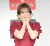 かわいくポーズを取る桃月なしこ