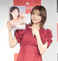 写真集をアピールする桃月なしこ