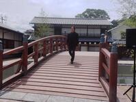 橋の上から登場した佐々木蔵之介