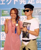金メダルを持って登場した（左）丸山桂里奈とＶＥＲＢＡＬ（１１年８月撮影）