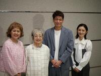 初日に囲み取材に応じた（左から）あめくみちこ、泉ピン子、佐藤隆太、星野真里