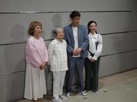 初日に囲み取材に応じた（左から）あめくみちこ、泉ピン子、佐藤隆太、星野真里