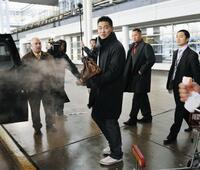 米大リーグのカブスとの契約に合意し、シカゴに到着した福留孝介外野手（共同）＝０７年１２月