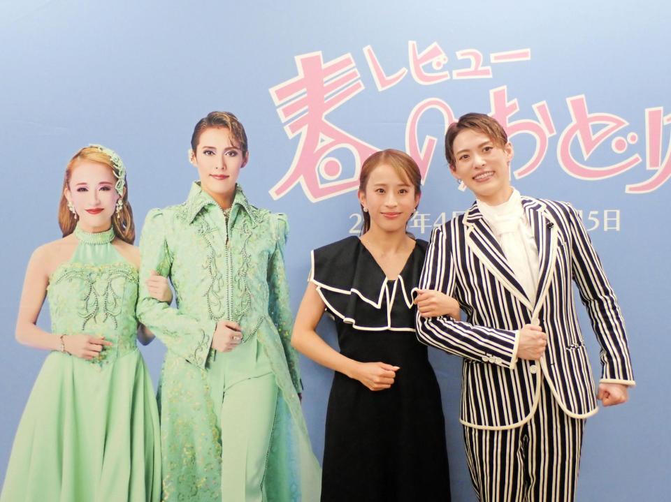 背景と同じポーズを決めるＯＳＫ日本歌劇団の翼和希（右）と千咲えみ