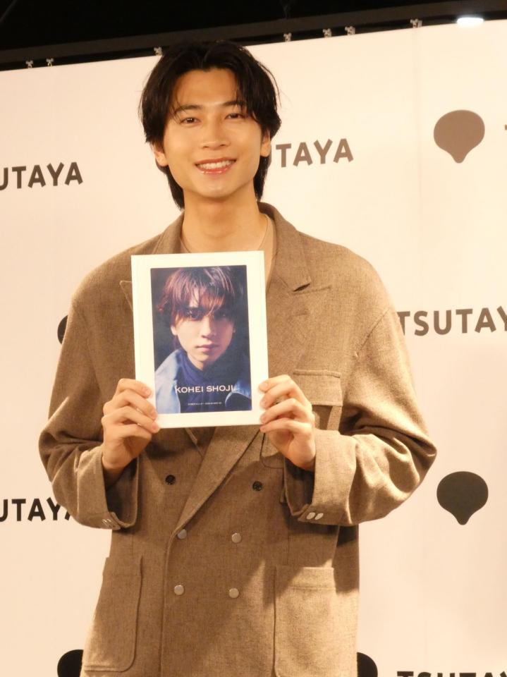 撮影に応じる庄司浩平