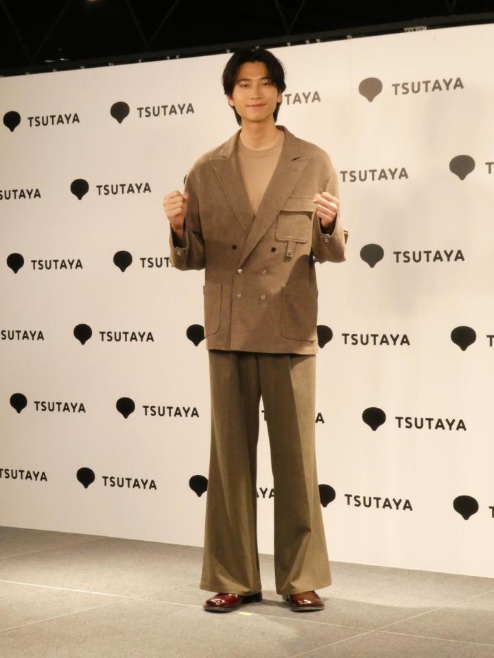 撮影に応じる庄司浩平