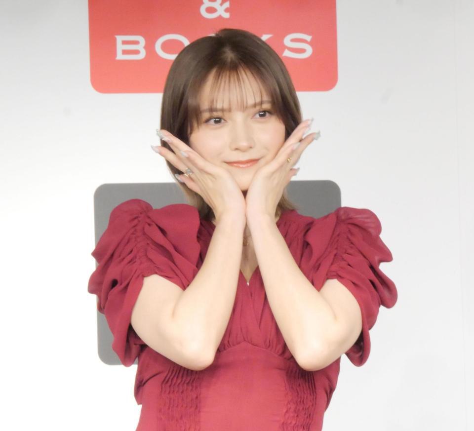 かわいくポーズを取る桃月なしこ