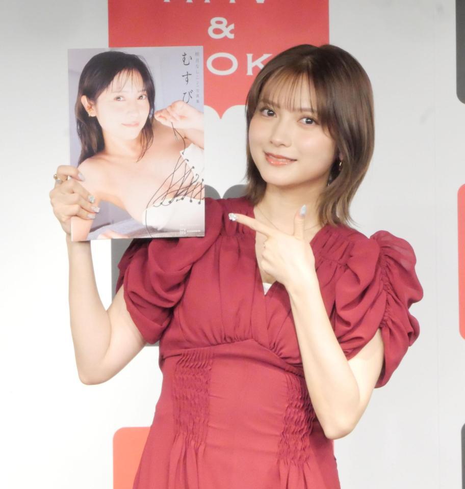 写真集をアピールする桃月なしこ