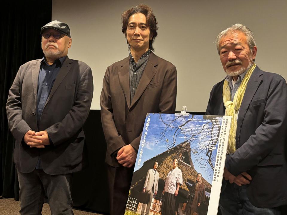 試写会に登場した（左から）緒方明監督、佐々木蔵之介、森重晃プロデューサー