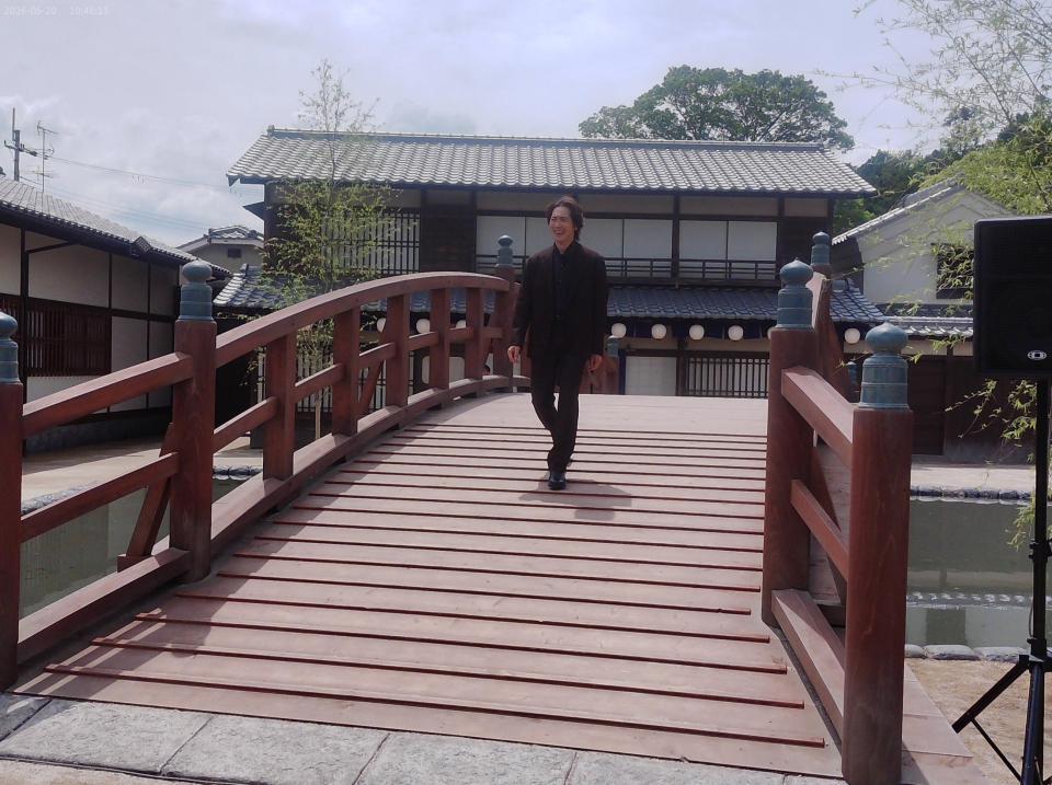 橋の上から登場した佐々木蔵之介