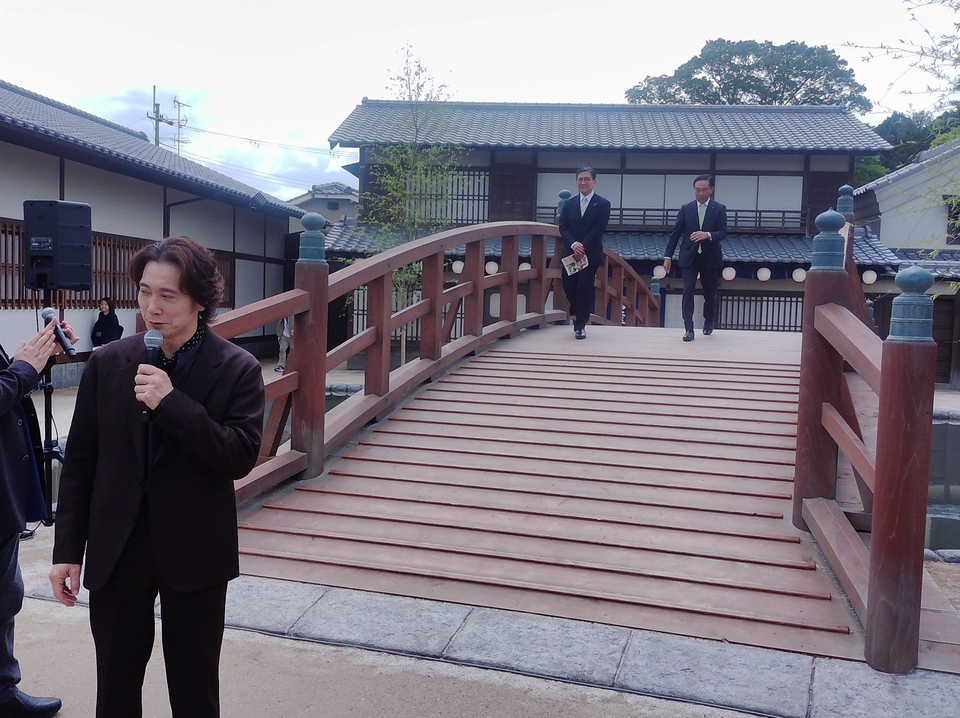 橋の上から登場する松井京都市長（左）と西脇京都府知事