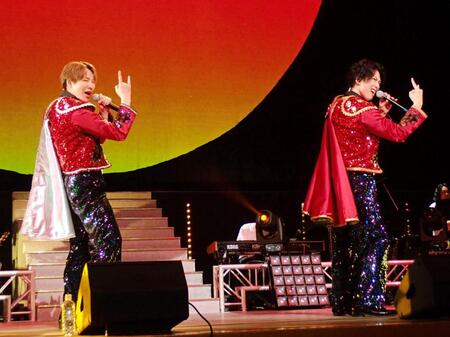 新曲「イル・テンポ・パッサ～時は過ぎゆく～」を情熱的に歌う風鈴の拓也（左）と翔司