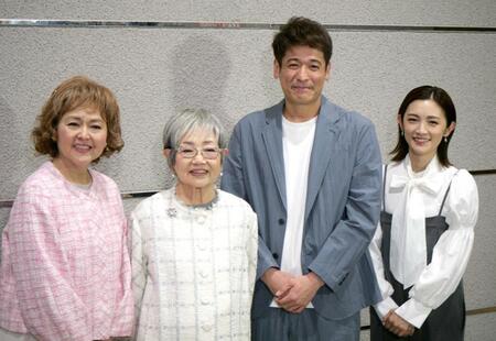 取材に応じる（左から）あめくみちこ、泉ピン子、佐藤隆太、星野真里