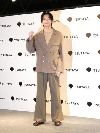 撮影に応じる庄司浩平