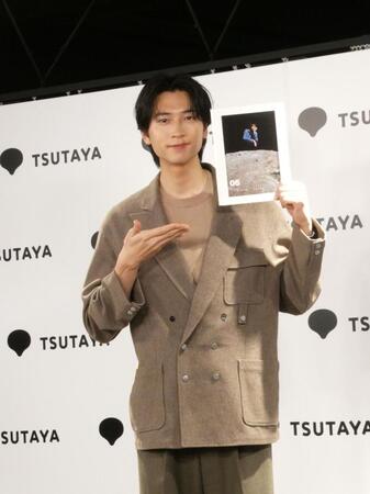 撮影に応じる庄司浩平