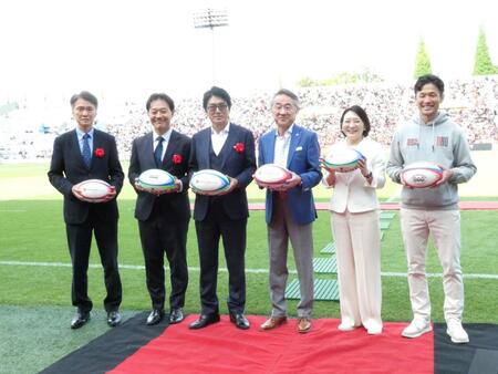 撮影に応じる（左から３番目の）高橋克典