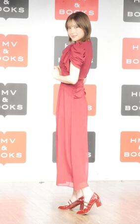 ポーズを取る桃月なしこ