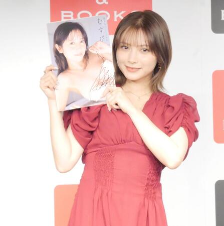 写真集をアピールする桃月なしこ