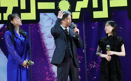 舞台あいさつに登場した（左から）浅野ゆう子、唐沢寿明、芦田愛菜（撮影・佐々木彰尚）