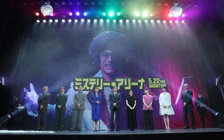 舞台あいさつに登場した（左から）奥野壮、野間口徹、玉山鉄二、浅野ゆう子、唐沢寿明、芦田愛菜、三浦透子、トリンドル玲奈、堤幸彦監督（撮影・佐々木彰尚）