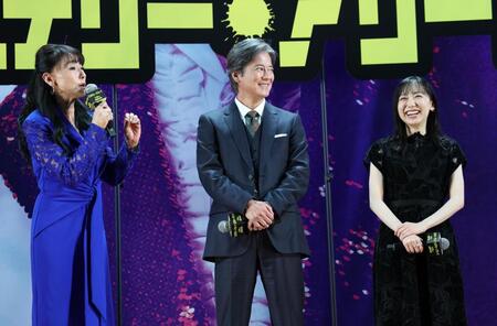 舞台あいさつに登場した（左から）浅野ゆう子、唐沢寿明、芦田愛菜（撮影・佐々木彰尚）