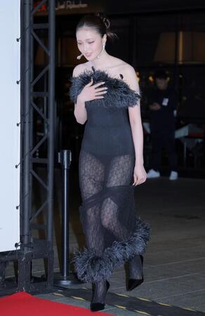 斬新なドレス姿で登場したせいら（２３日）