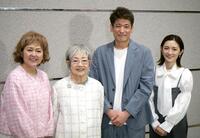 取材に応じる（左から）あめくみちこ、泉ピン子、佐藤隆太、星野真里