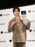 撮影に応じる庄司浩平