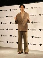 撮影に応じる庄司浩平