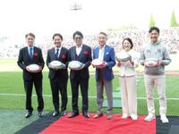 撮影に応じる（左から３番目の）高橋克典