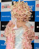 衣装を完全再現した１体１２万円のフィギュアを手にする小林幸子