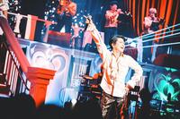 デビュー３０周年ツアーで歌い踊る及川光博