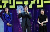 舞台あいさつに登場した（左から）浅野ゆう子、唐沢寿明、芦田愛菜（撮影・佐々木彰尚）