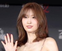 真っ赤なドレスで登壇したＴＷＩＣＥのＭＯＭＯ（２３日）