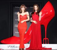 真っ赤なドレスで登壇したＴＷＩＣＥのＭＯＭＯ（左）とＳＡＮＡ（２３日）