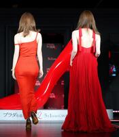 ランウェイを歩くＴＷＩＣＥのＭＯＭＯ（左）とＳＡＮＡ（２３日）