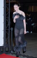 斬新なドレス姿で登場したせいら（２３日）