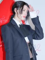 大胆な衣装で登場した三吉彩花（２３日）